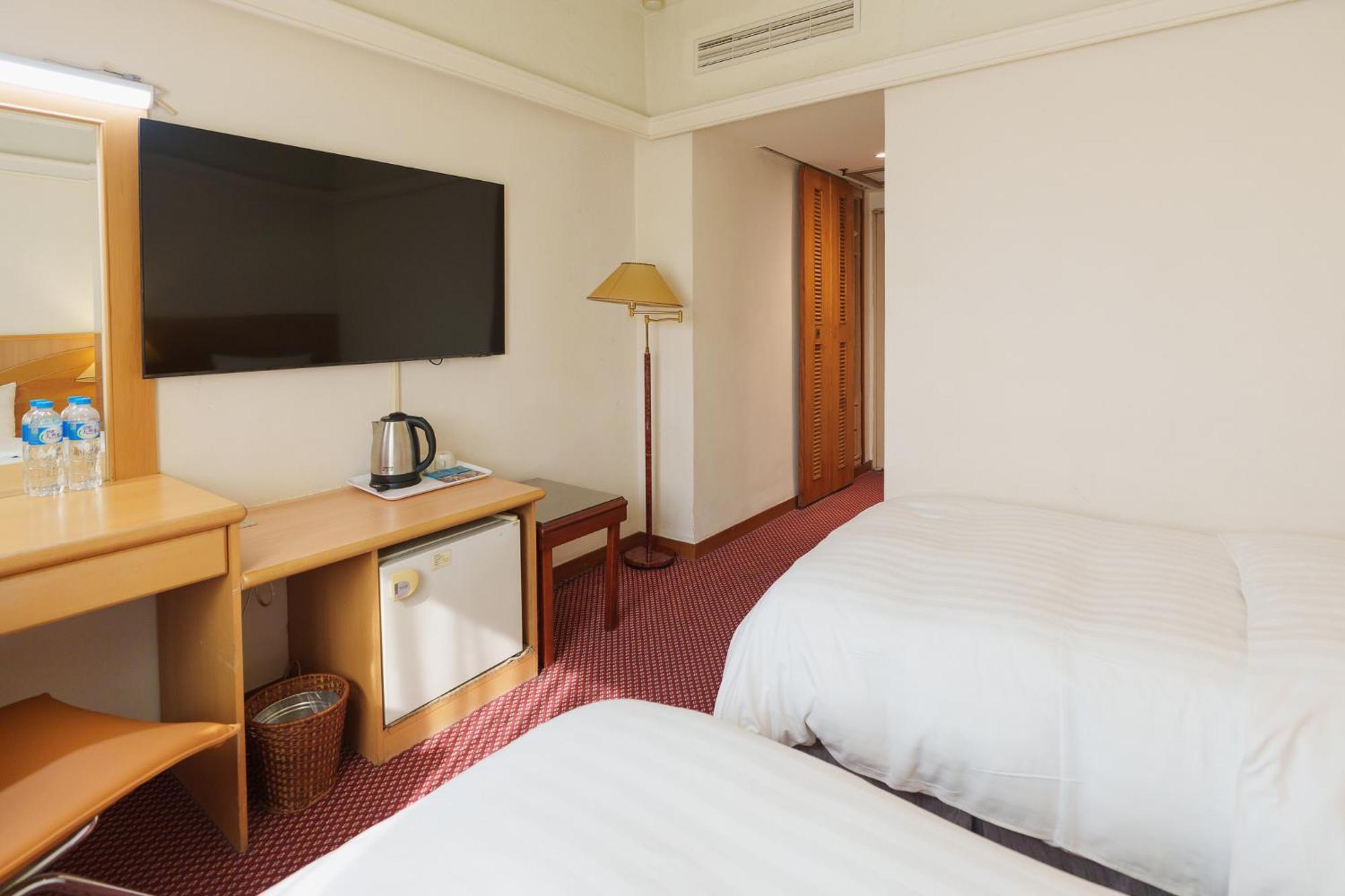 Oriental Hotel Тайнань Экстерьер фото