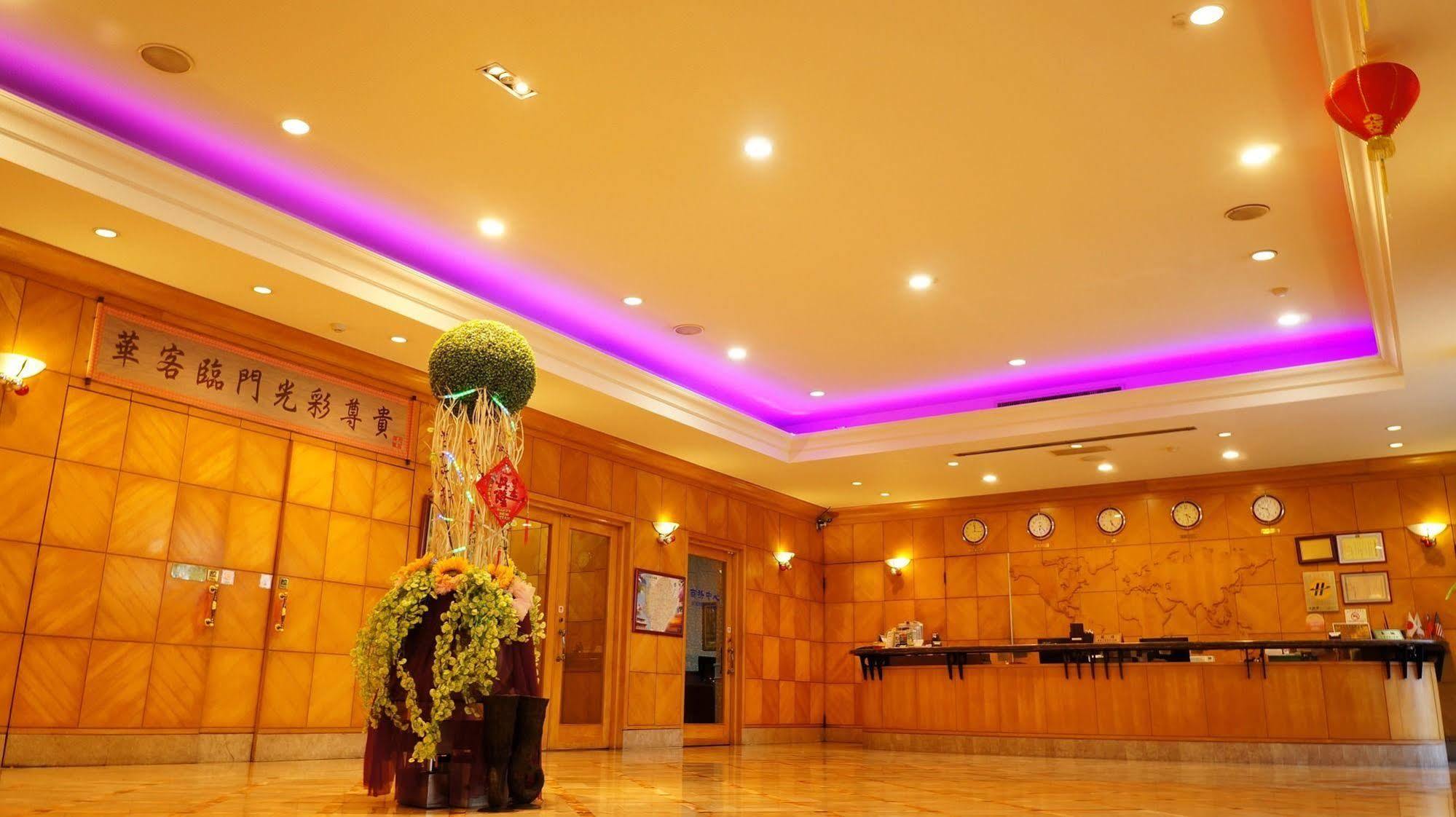 Oriental Hotel Тайнань Экстерьер фото