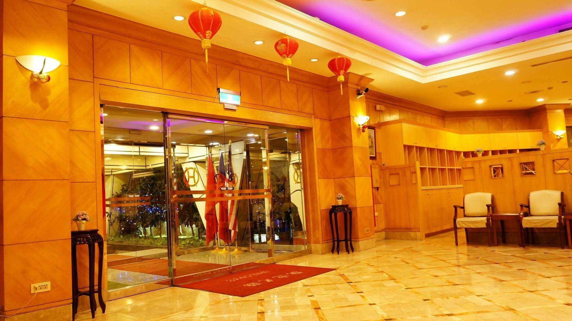 Oriental Hotel Тайнань Экстерьер фото