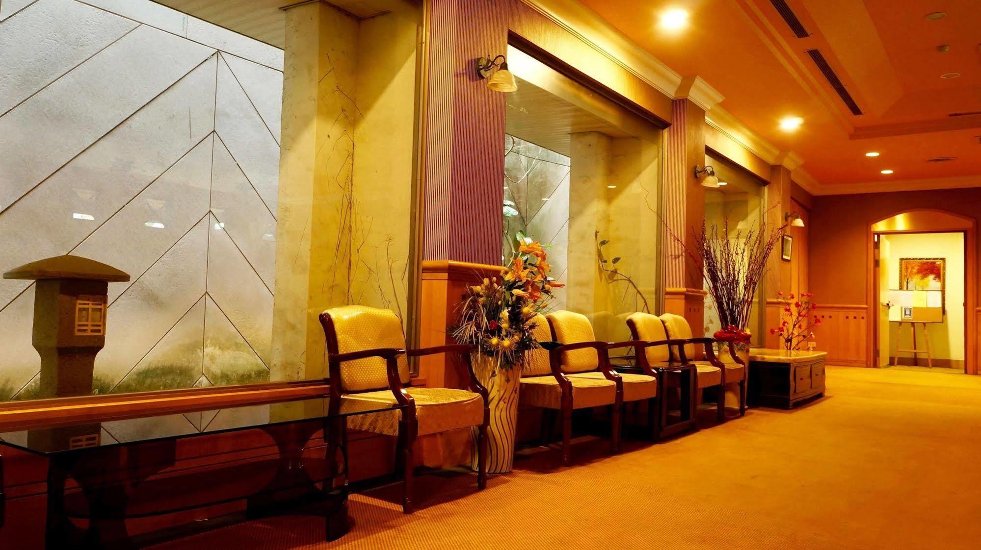 Oriental Hotel Тайнань Экстерьер фото
