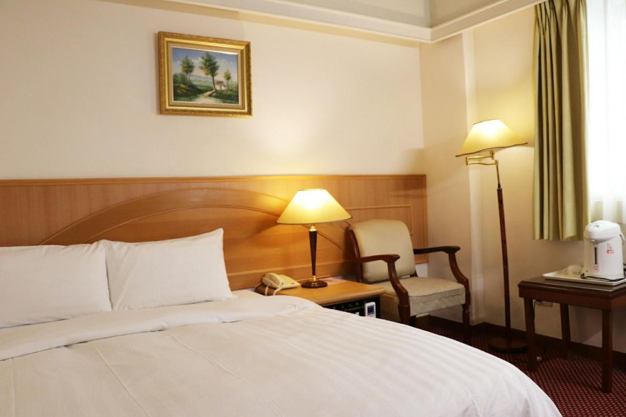 Oriental Hotel Тайнань Экстерьер фото
